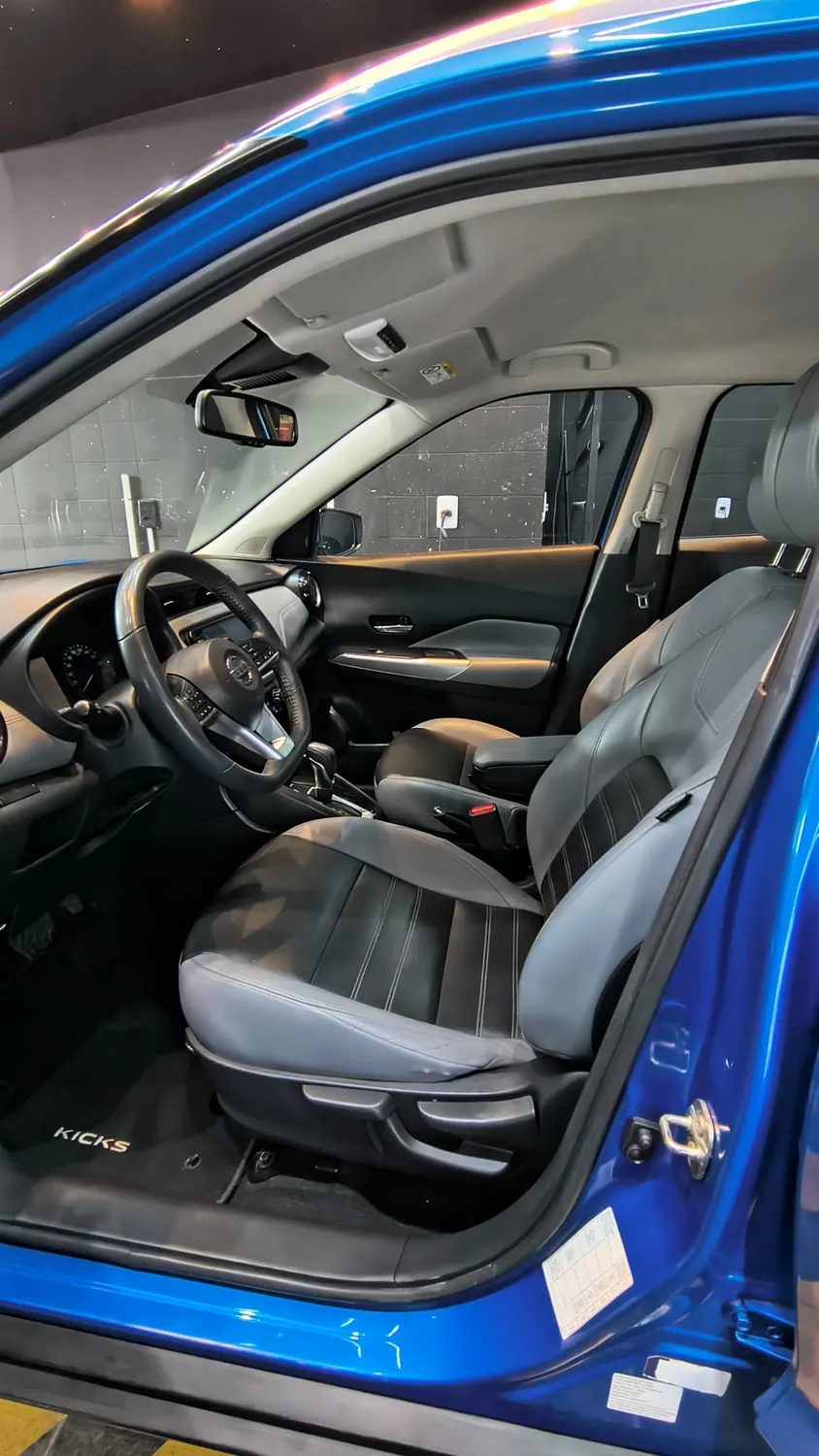Interior higienizado de veículo Nissan azul