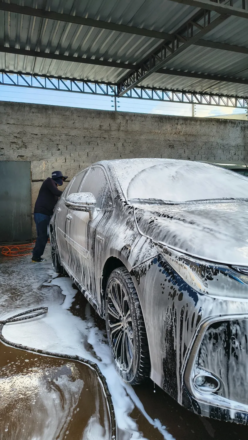 Lavagem técnica com espuma ativa em veículo