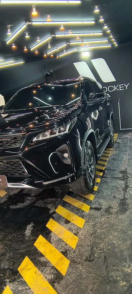 SUV preto com pintura espelhada após detalhamento