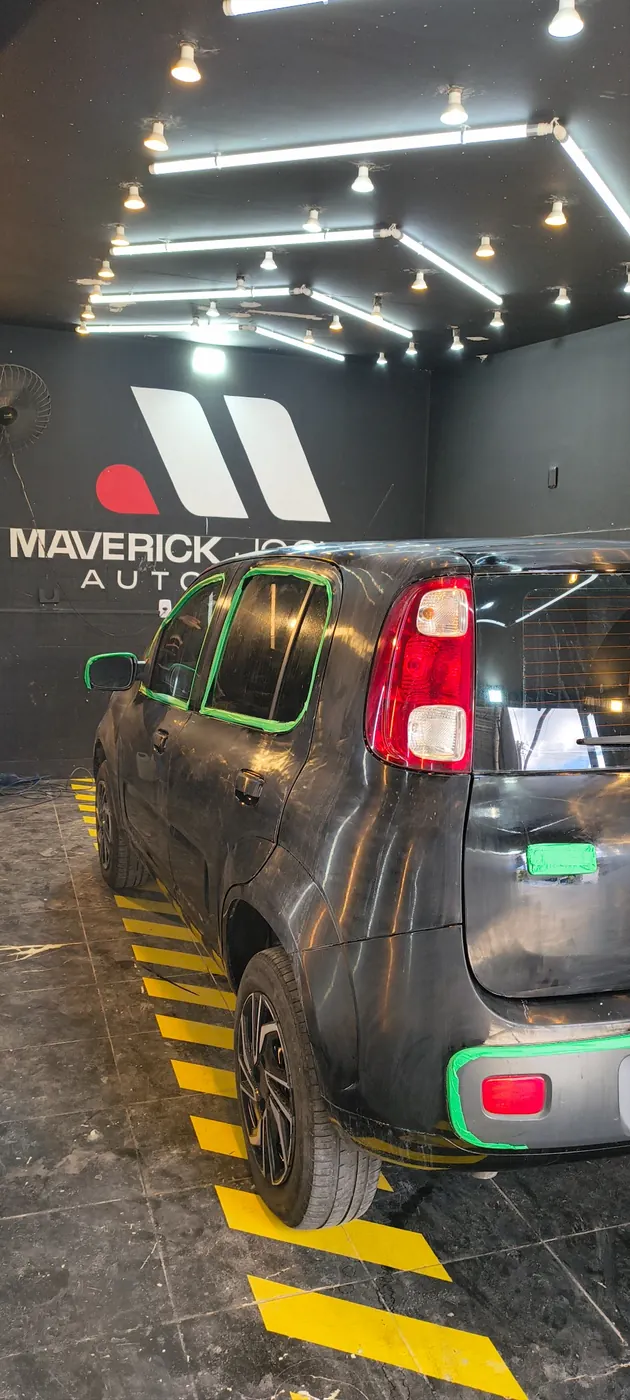 Veículo em processo de detalhamento no estúdio Maverick Jockey AutoSpa